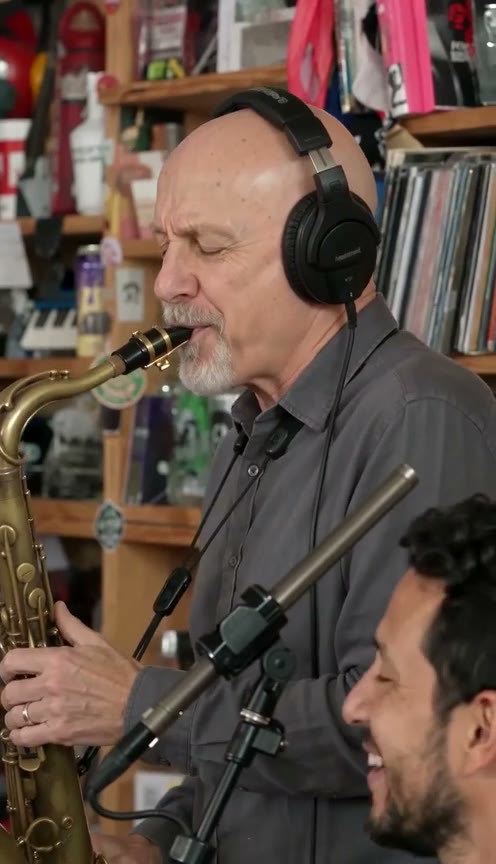 Template shot at 0:12: sax solo
