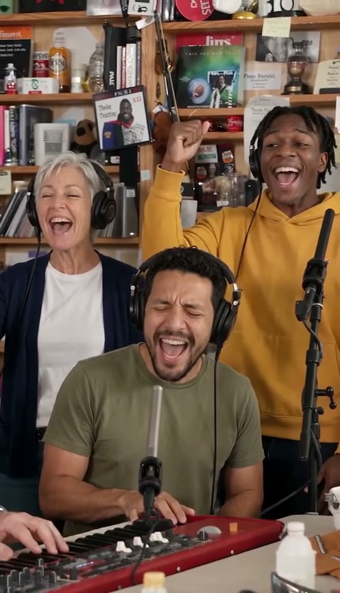 Template shot at 0:15: band again